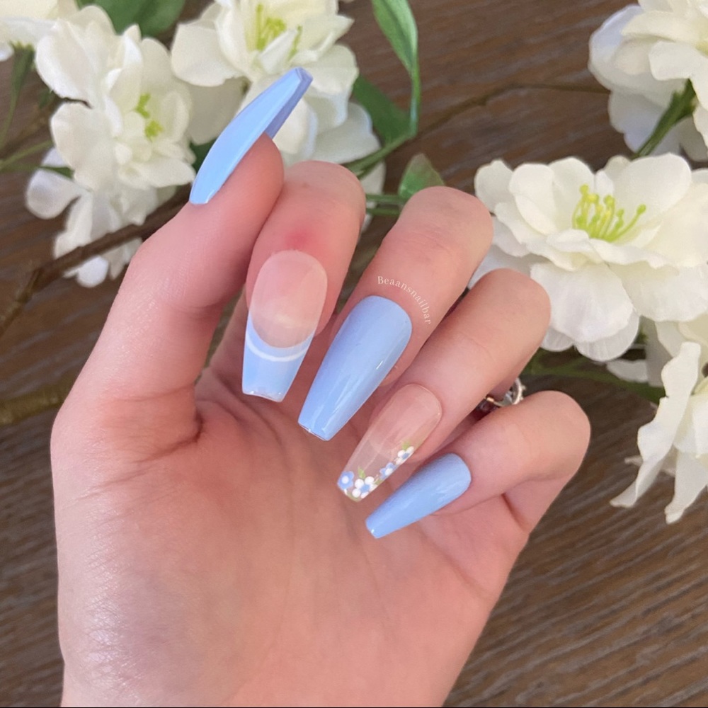 Baby blue French tip Daisy press on nails